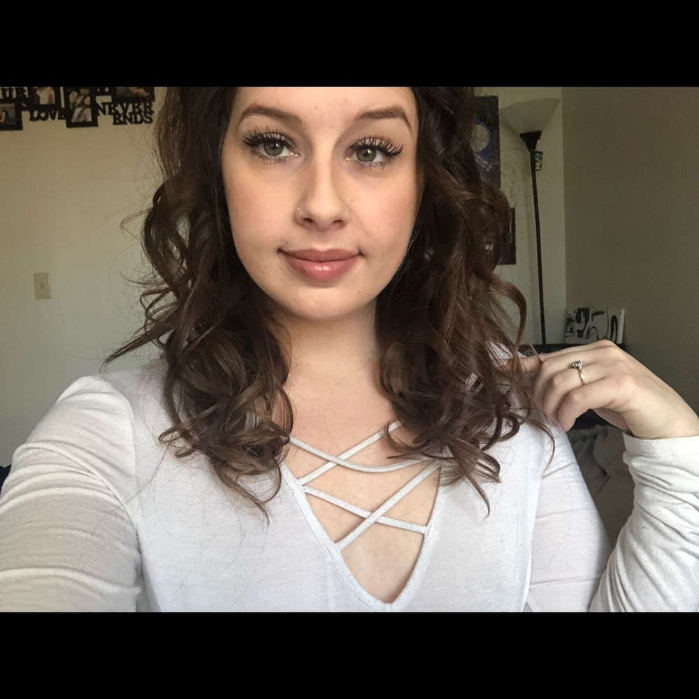 White crop top with string chest